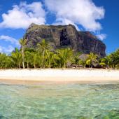 © Dibrova - Oleksandr - Adobe stock - Panorama du Mont Le Morne Brabant, eau transparente, plage et palmiers, Ile Maurice autotour ile maurice