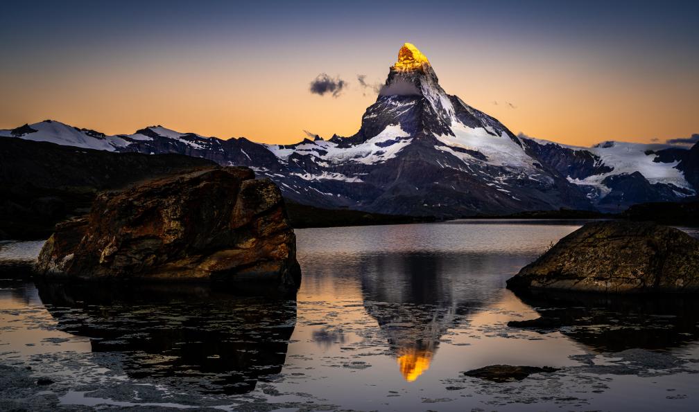 Moremilu - Pixabay - Vue sur le Cervin à l'aube du jour ou au coucher du soleil, sommet éclairé par le soleil, Alpes, Suisse, Italie ascension cervin