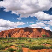 © simonbradfield - Istock - Nuages sur Uluru;Australie randonnée australie