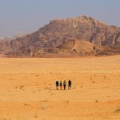 © Gramusset - Maureen - Marcheurs au loin dans le wadi rum, désert sauvage protégé, Jordanie tour jordanie