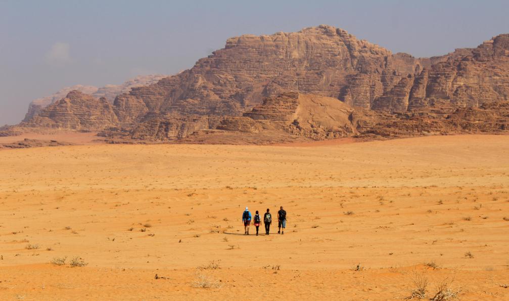 Gramusset - Maureen - Marcheurs au loin dans le wadi rum, désert sauvage protégé, Jordanie - Du wadi Rum à Pétra par la vallée arc-en-ciel jordanie-tour-jordanie
