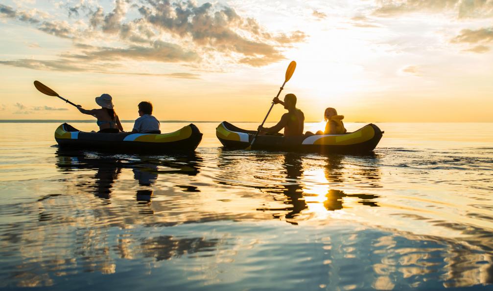 simonkr -  Istock -  Kayak en mer et en famille au coucher du soleil, Canaries, Espagne - Petits pirates sur l'île de lave canaries-voyage-en-famille-multiactivite-lanzarote