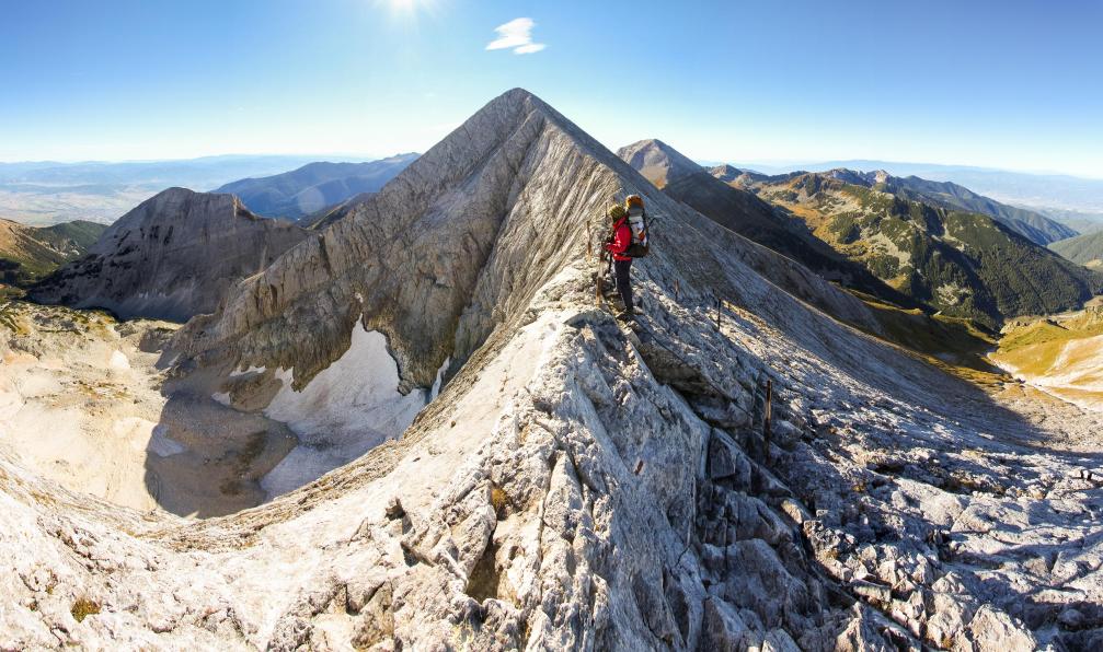 Subbotsky - Femme alpiniste debout sur ridge;bulgarie - Sommets bulgares bulgarie-trekking-bulgarie