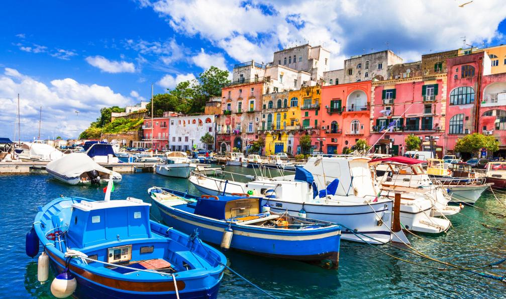 Freeartist - Istock - Magnifique île de Procida, la Campanie, en Italie - Petits randonneurs sur la Côte Amalfitaine italie-du-sud-randonnee-vesuve