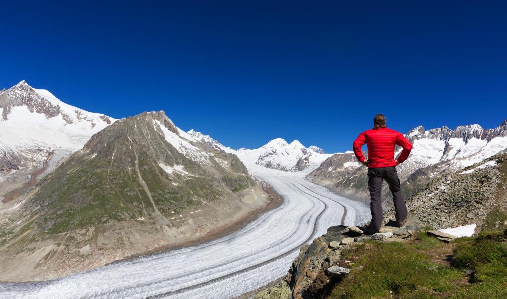 DieterMeyrl - Istock - Randonneur devant le glacier Aletschgletscher, Suisse. - Rando-forme à Aletsch suisse-randonnee-aletsch