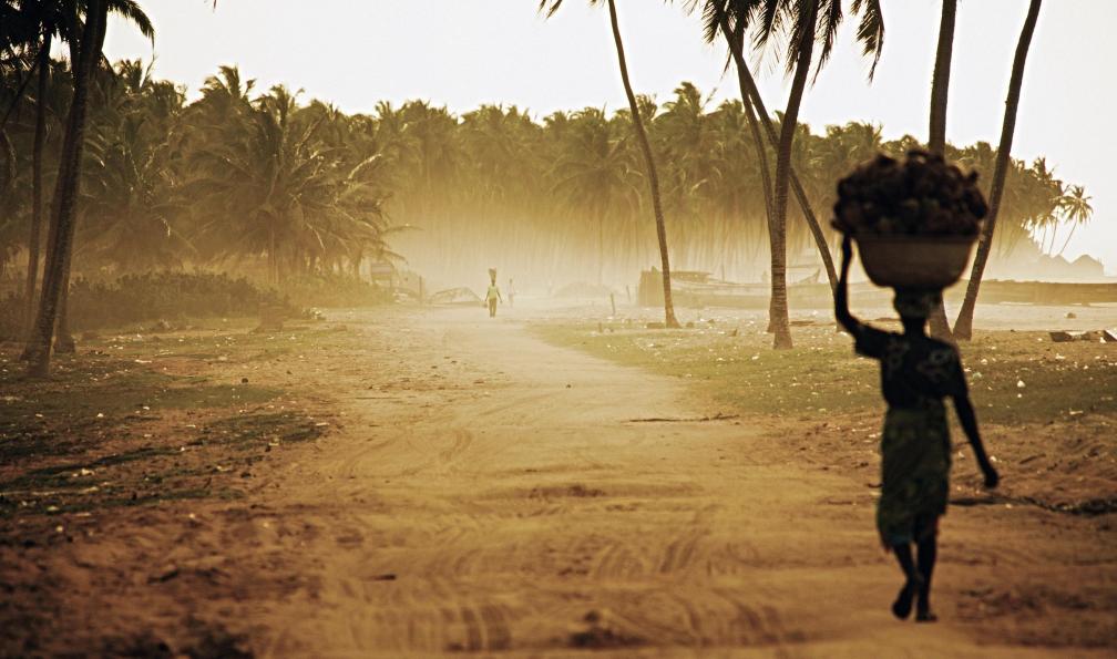 peeterv - Istock - Femme d'Afrique sur la route un panier sur la tête,Benin - Trekkings et voyages au Bénin Trekkings et voyages au Bénin