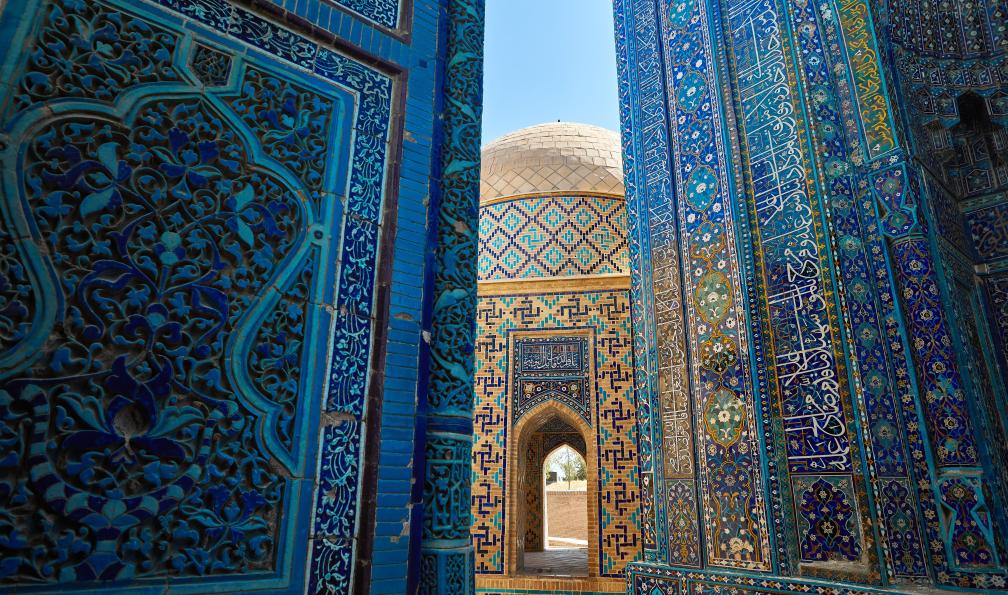 pikoso.kz - AdobeStock - Entrée en arc de mosaïque du mausolée Shahi Zinda à Samarcande, Ouzbékistan - Ouzbékistan : treks, randonnées et voyages en Ouzbékistan Ouzbékistan : treks, randonnées et voyages en Ouzbékistan