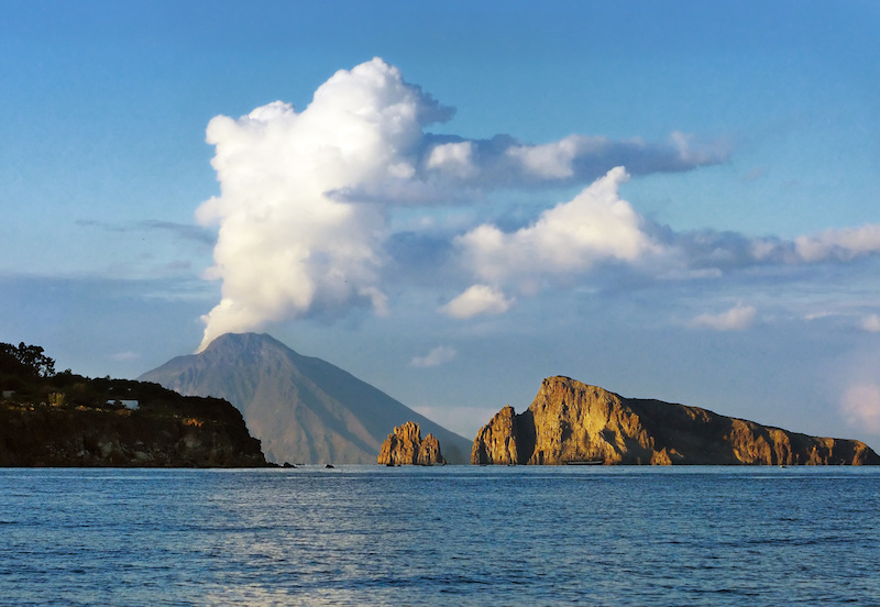 île éolienne avec cratère fumant et la mer