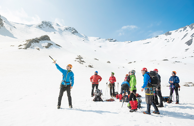 Groupe d'alpinistes avec guide