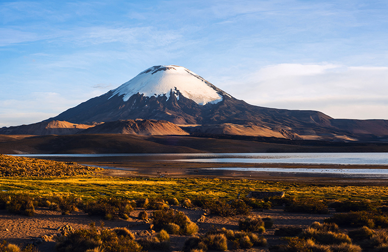 Sommet Parinacota et lac, Bolivie