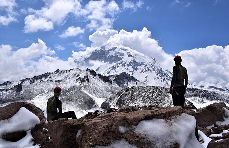 Randonneurs devant le Sajama, Bolivie