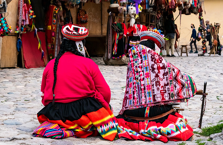 Femmes péruvienne, cholitas, en habit traditionnel dans les rues d'un marché, Bolivie