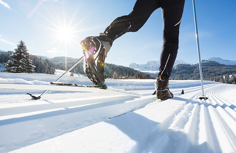 Skieur de fond sur les pistes tracées, France