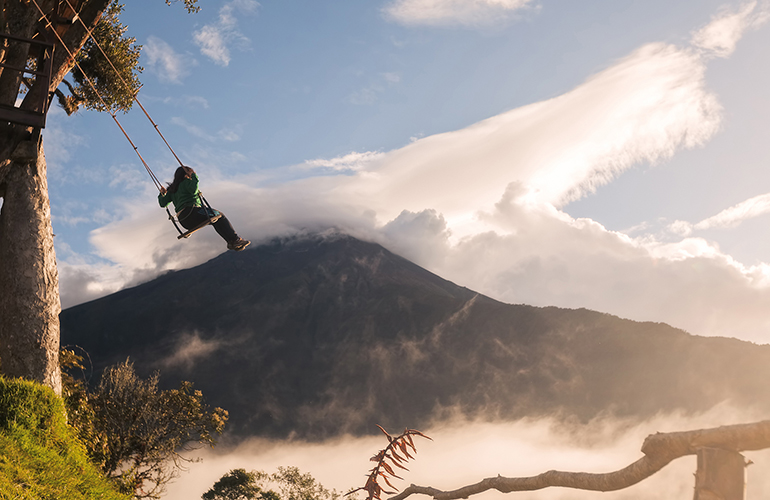 Balançoire et volcan Tungurahua en arrière plan, Équateur