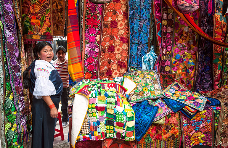 Femme et artisanat au marché d'Otavalo, Équateur