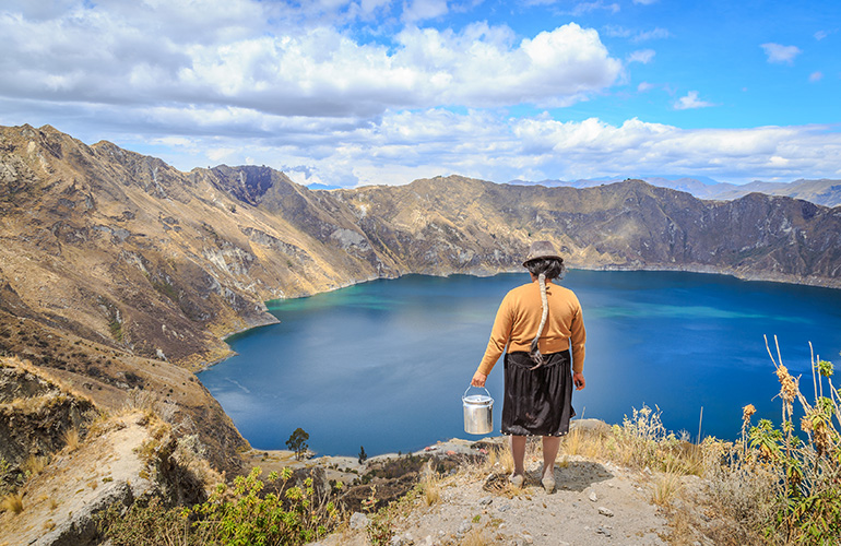 Femme devant la lagune de Quilotoa, Équateur