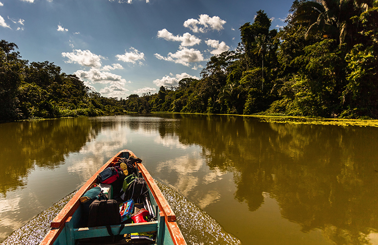 Pirogue sur une rivière au milieu de la forêt amazonienne, Équateur
