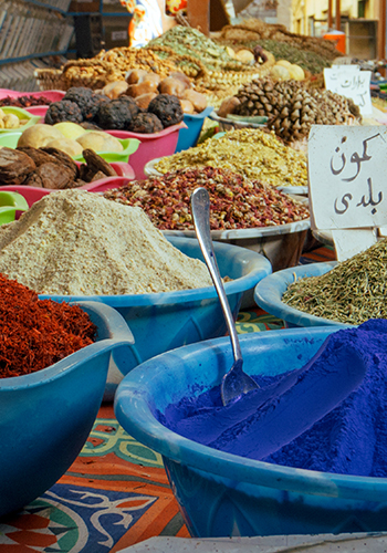 Étales d'épices dans le vibrant marché de Louxor - Egypte