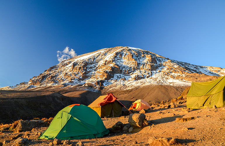 Vue sur Uhuru Peak depuis le camps Karanga sur la face Kibo du Kilimanjaro - Tanzanie