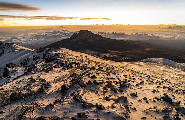 Randonneurs au lever du soleil dans l’ascension du Kilimandjaro - Tanzanie