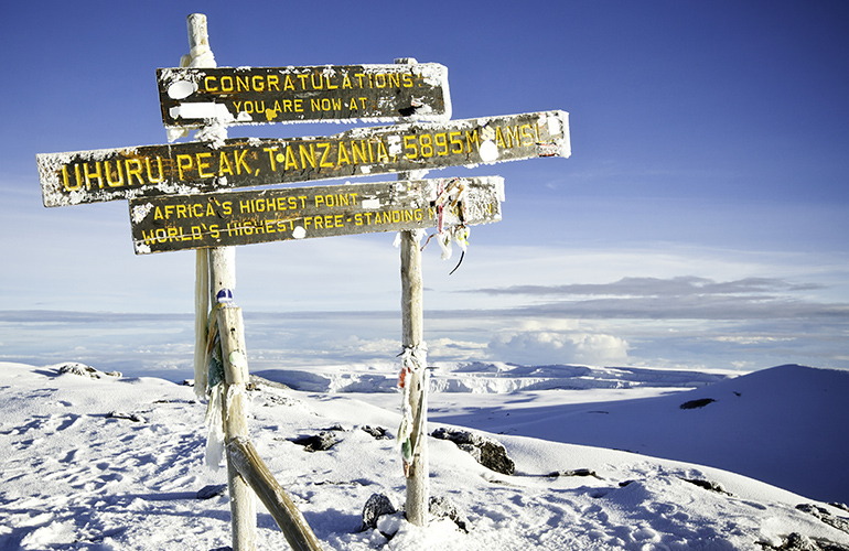 Mont Kilimandjaro sommet sous la neige - Tanzanie