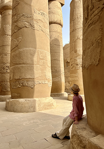 Femme au temple de Karnak - Egypte