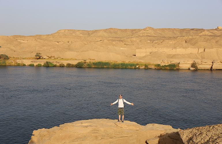 Homme sur les bords du Nil, carrière de grès de Gebel Silsileh, Louxor
