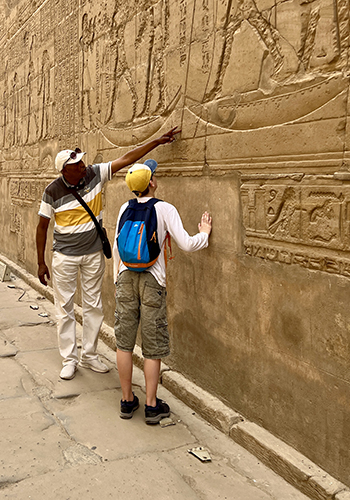 Guide expliquant les hiéroglyphes, temple d'Edfou - Egypte