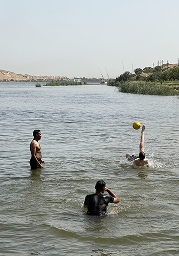 Jeu ballon dans le Nil, Egypte