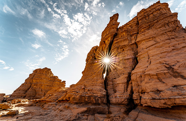 Soleil couchant au travers des rochers au sein de Tamrit, Algérie