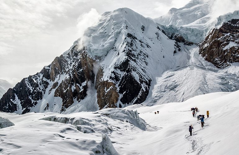 Groupe de marcheurs alpinistes et des porteurs sur le glacier Baltoro, Pakistan