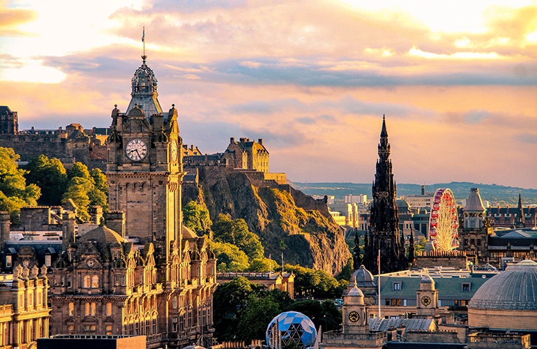 La ville d'Edimbourg et son clocher au coucher du soleil, Ecosse