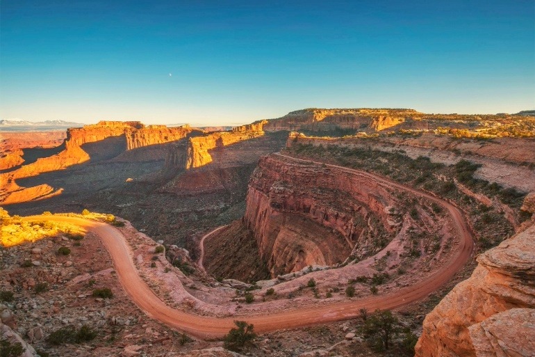 USA, Canyonlands Park, vue panoramique de la Shafer Trail au coucher du soleil