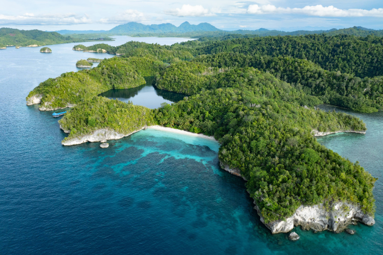 Vue aérienne sur l'île de Togian, dans le centre de Sulawesi en Indonésie