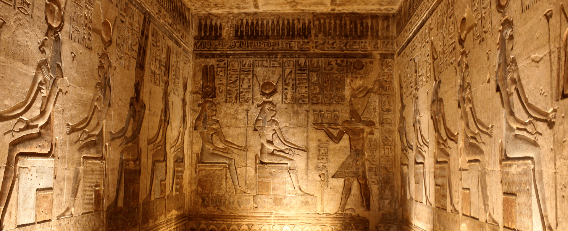 Hiéroglyphes sur le mur  de la chambre du nord, le pharaon Ptolémée, offre quatre onguents pour Hathor et Maât, Temple d'Hothor, Vallée Deir el-Médineh, foyer des artisans et ouvriers, rive ouest du Nil, Louxor; Egypte
