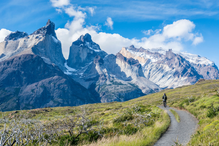 Randonneur sur la route de Los Cuernos dans le parc national Torres del Paine dans le sud du Chili, Patagonie