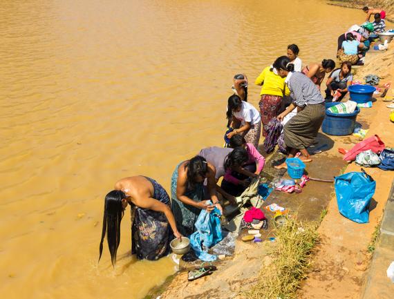 Inde femmes baignade rivière