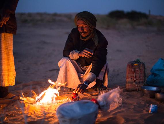 Homme devant un feu de camp, dans le désert, Mauritanie