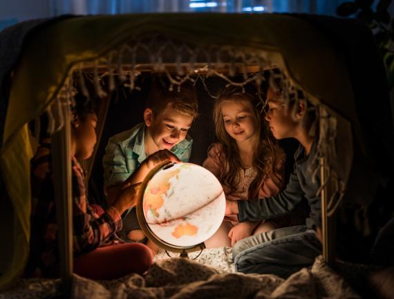 Enfants voyagant autrement