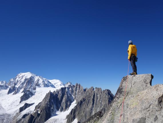 Alpiniste face au Mont Blanc