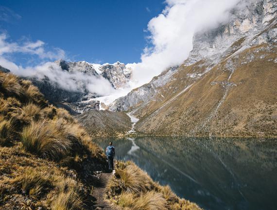 Sentier le long du lac Siula Cocha au Pérou