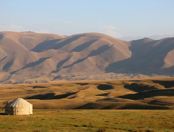 Yourte devant un paysage montagneux du Kirghizstan