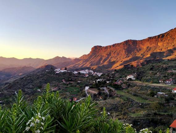 Village blanc de Gran Canaria blotti au coeur des montagnes