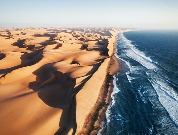 Dunes de sable se jettant dans l'Océan, Namibie, Afrique.