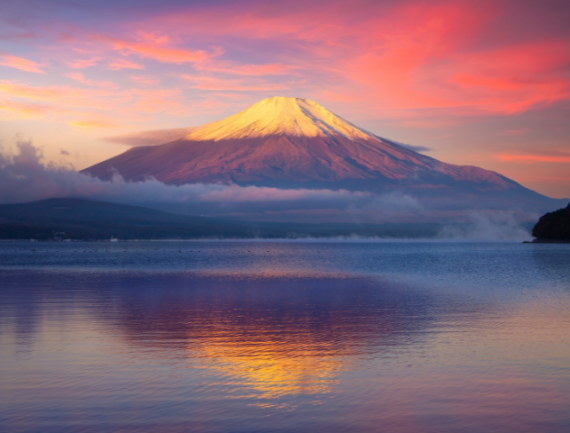 Scène tranquille du mont Fuji et du lac Yamanaka au lever du soleil, Japon.