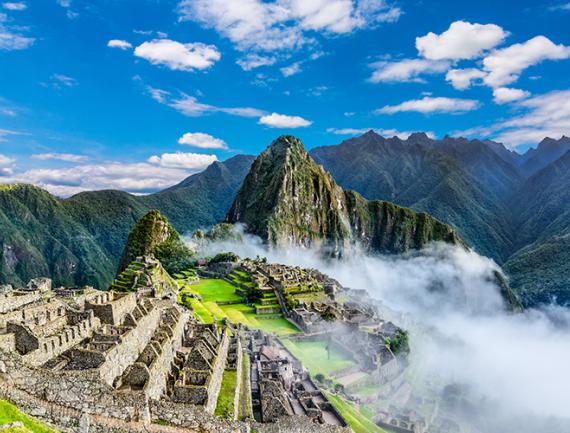 Panorama sur le Machu Picchu dans la brume, Pérou.