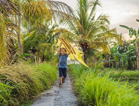 Enfant jouant avec un cerf-volant, Ubud, Bali, Indonésie.