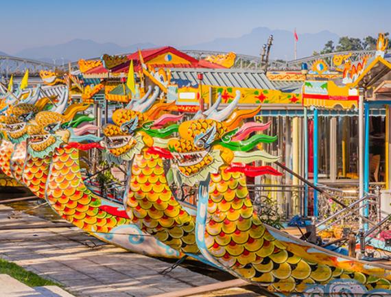 Bateaux en forme de dragon à Hué, Vietnam