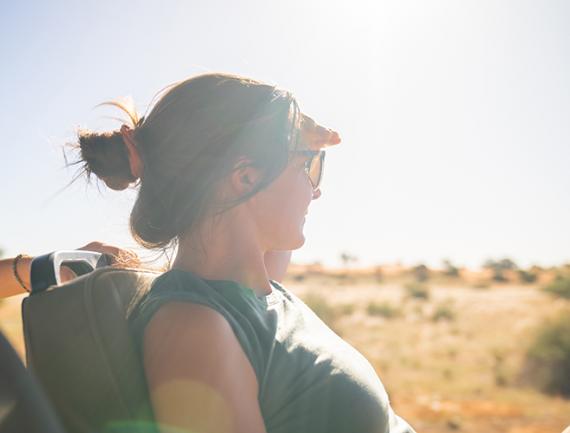 Femme qui cache son visage du soleil lors d'un safari, Namibie