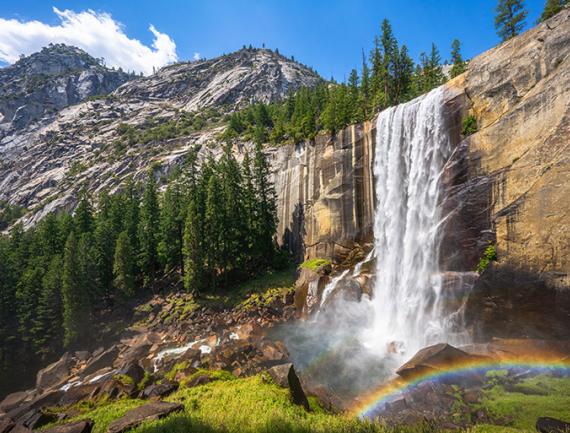 Cascade sur le sentier de la brume dans le parc national de Yosemite, Californie, Etats-Unis.